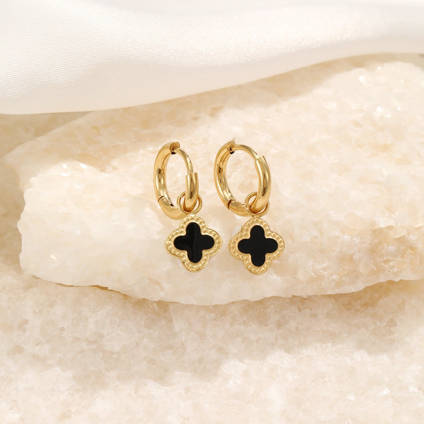 CloverCharm - Elegante Gouden en Zwarte Oorbellen voor een Stijlvolle Uiterlijk