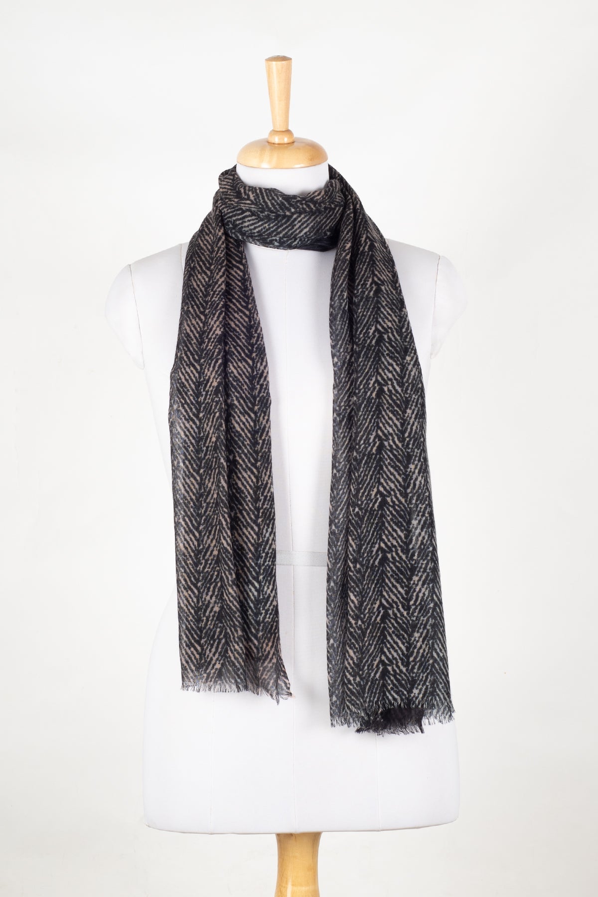 Shades of Chevron Fine Wool Scarf – Black White | SVEŽElife-0