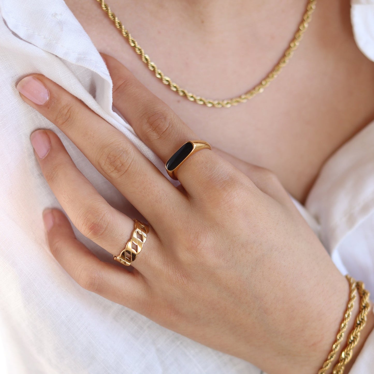 EbonTide - Exclusieve Ring met Elegant Zwart Schelp Accent