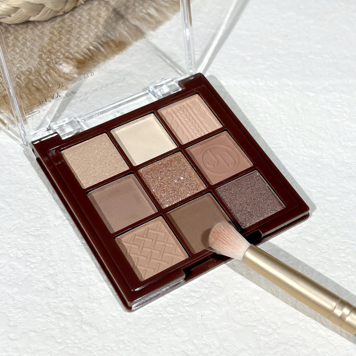 Verwen jezelf met het Chocolate Warm Brown Earth Palette - 9 verbluffende tinten van matte, oranje, bruin en parelmoer glitters voor een stralende ooglook!