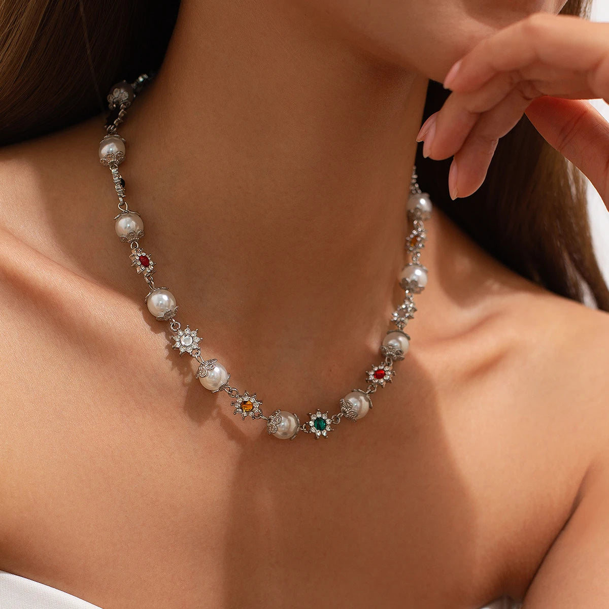 Elegante Ingemark Rhinestone en Imitatieparel Kralen Ketting met Vintage Jezus Kruis Hanger - Een Prachtige Choker voor Bruiden en Speciale Gelegenheden - Y2K Geïnspireerde Sieraden