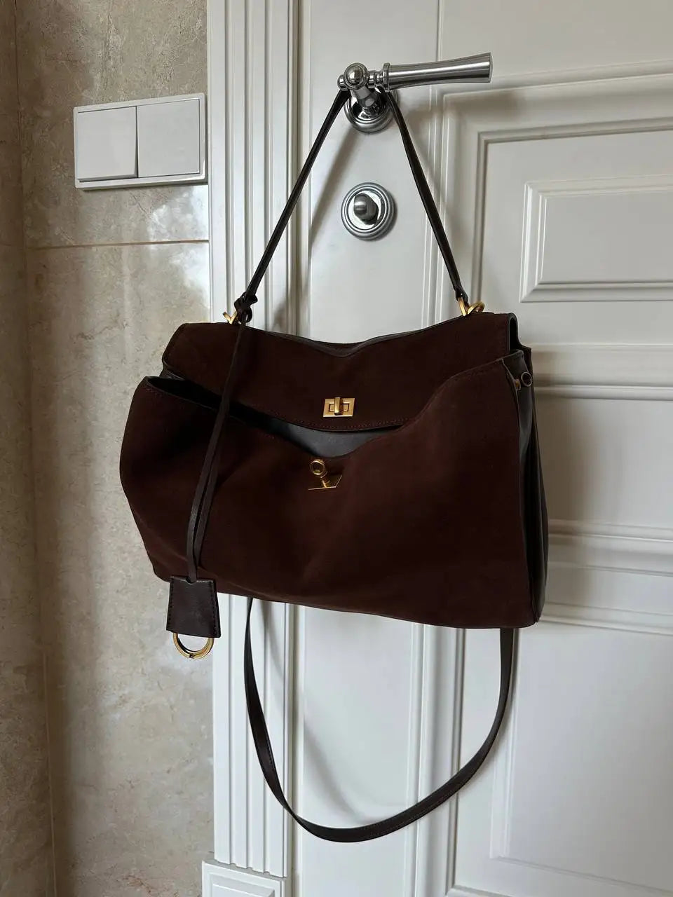 Chique Echte Leren Bruine Suède Tote Bags voor Vrouwen - Elegante Gouden Buckle Schoudertassen van Luxe Merk Rodeo