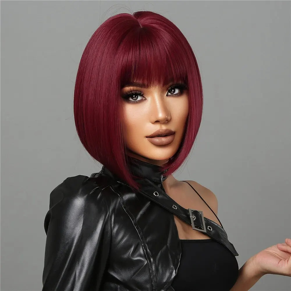 Luxueuze Bourgondische Bobperruque met Stijlvolle Pikkerige Pony - Warmtebestendig Synthetisch Haar voor Moeiteloze Elegantie