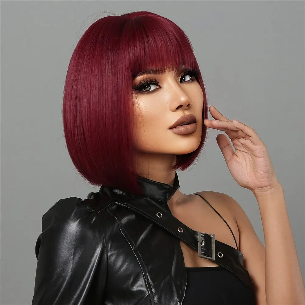 Luxueuze Bourgondische Bobperruque met Stijlvolle Pikkerige Pony - Warmtebestendig Synthetisch Haar voor Moeiteloze Elegantie