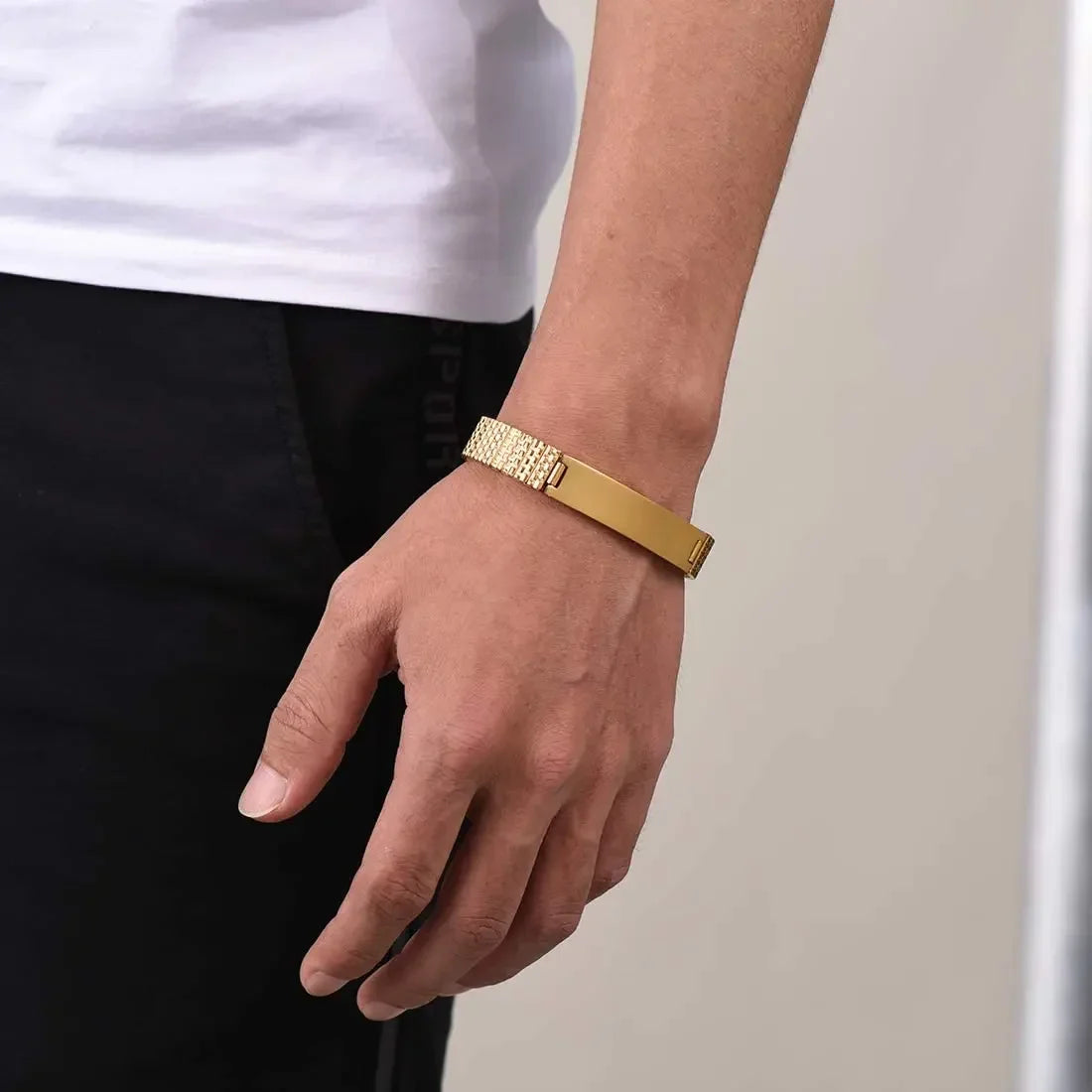 ElaraCuff – Gouden RVS Armband met Unieke Gravure