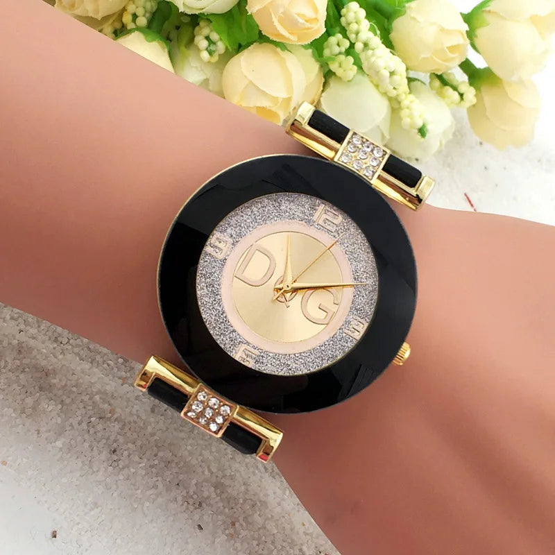 Elegante Dames Quartz Horloge met Siliconen Band - Stijlvolle Met Roodstenen Geaccentueerde Casual Polshorloge voor de Modebewuste Vrouw in Chic Zwart DQG