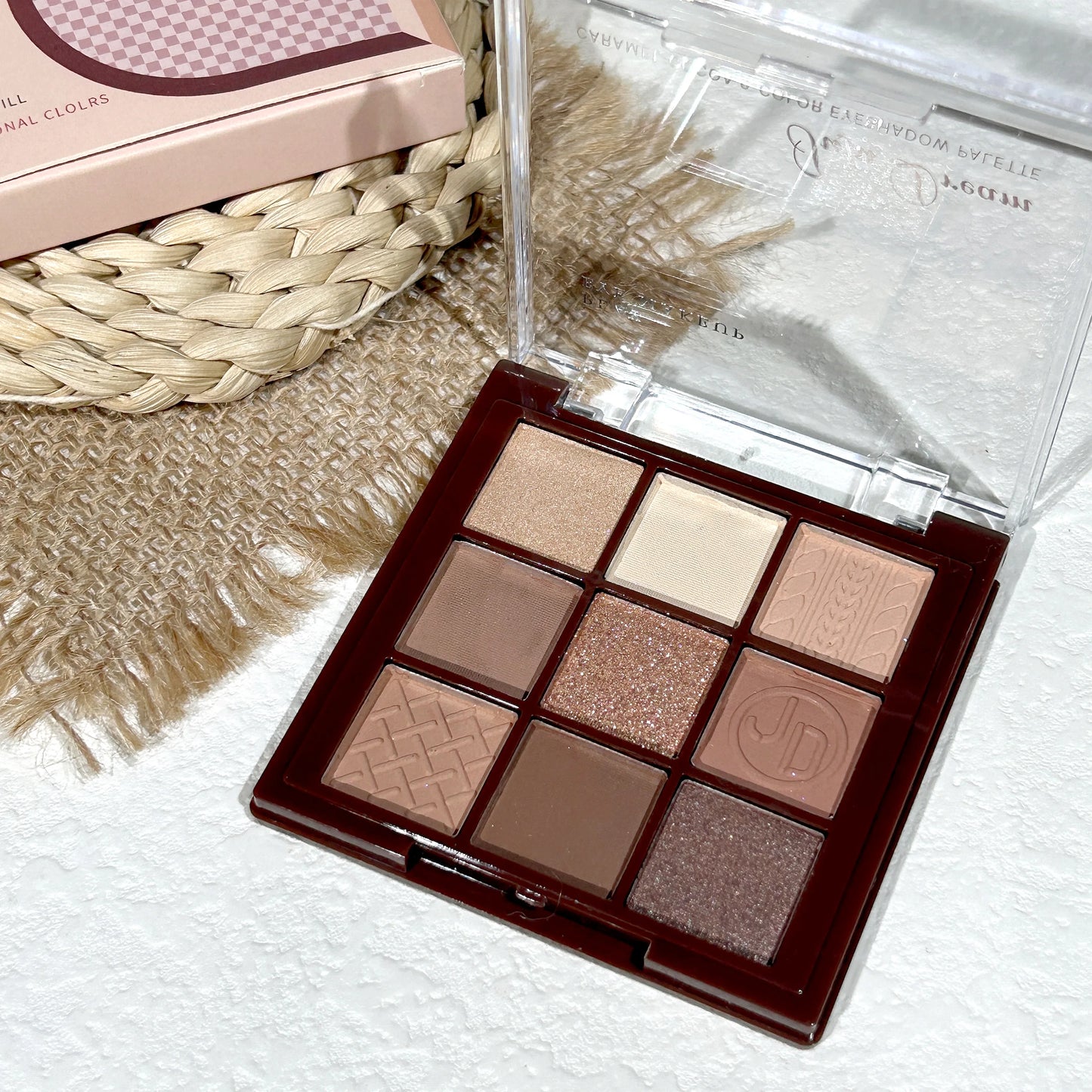 Verwen jezelf met het Chocolate Warm Brown Earth Palette - 9 verbluffende tinten van matte, oranje, bruin en parelmoer glitters voor een stralende ooglook!