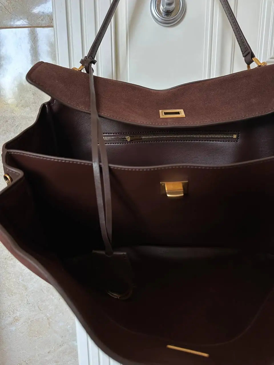 Chique Echte Leren Bruine Suède Tote Bags voor Vrouwen - Elegante Gouden Buckle Schoudertassen van Luxe Merk Rodeo
