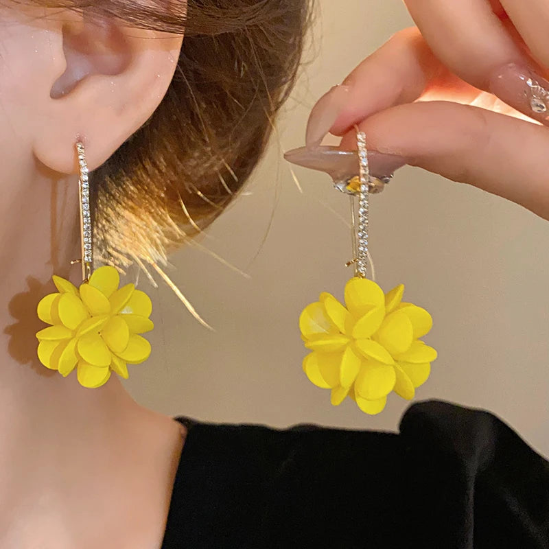 Chic Witte Hars Bloem Hoepel Oorbellen voor Vrouwen - Een Vleugje Elegante Fairycore Mode!