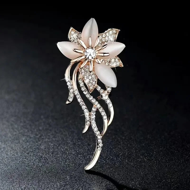 Prachtige paarse lavendel kristallen strass broche - Elegante bloemenpin voor jassen & luxe sieraad cadeau voor haar