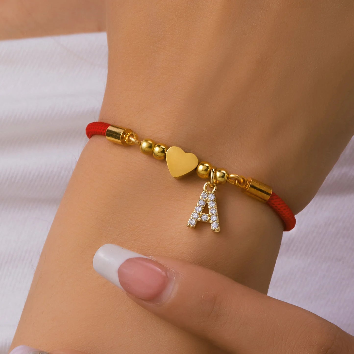 Elegante Gouden A-Z Hart Initiaal Armband voor Vrouwen - Verstelbare Geluk Rode Touw Charm Sieraad Cadeau