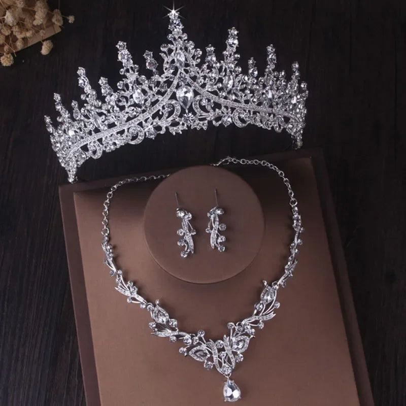 Itacazzo Luxe Zilveren Kristallen Waterdruppel Tiara en Sieradenset - Prachtige 4-delige Bruidsketting en Oorbellen Ensemble