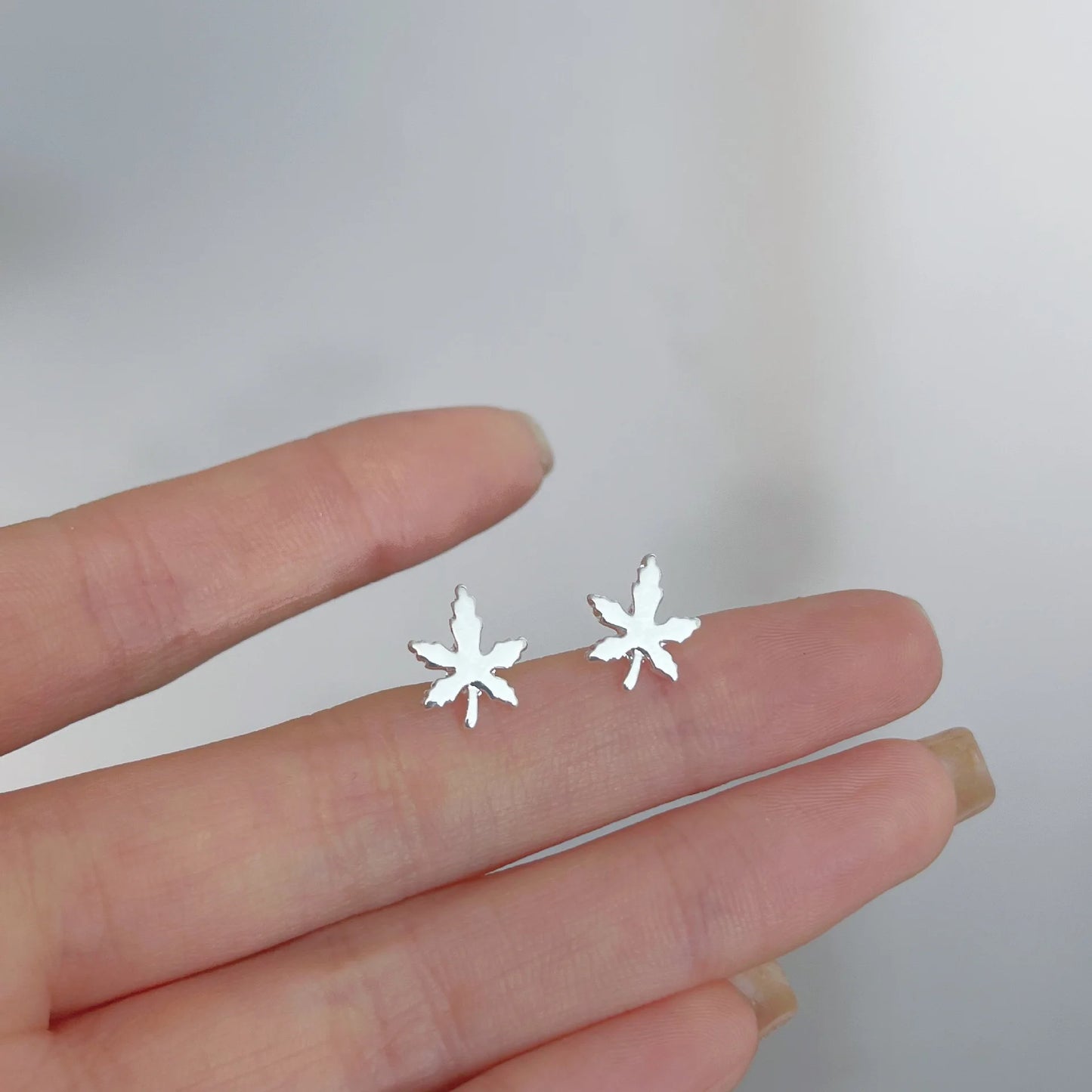 Trendy Hart Oorbellen voor Vrouwen - Hypoallergeen, Minimalistisch Zilveren Sterontwerp Perfect voor Dagelijks Gebruik en Charmante Cadeau-ideeën