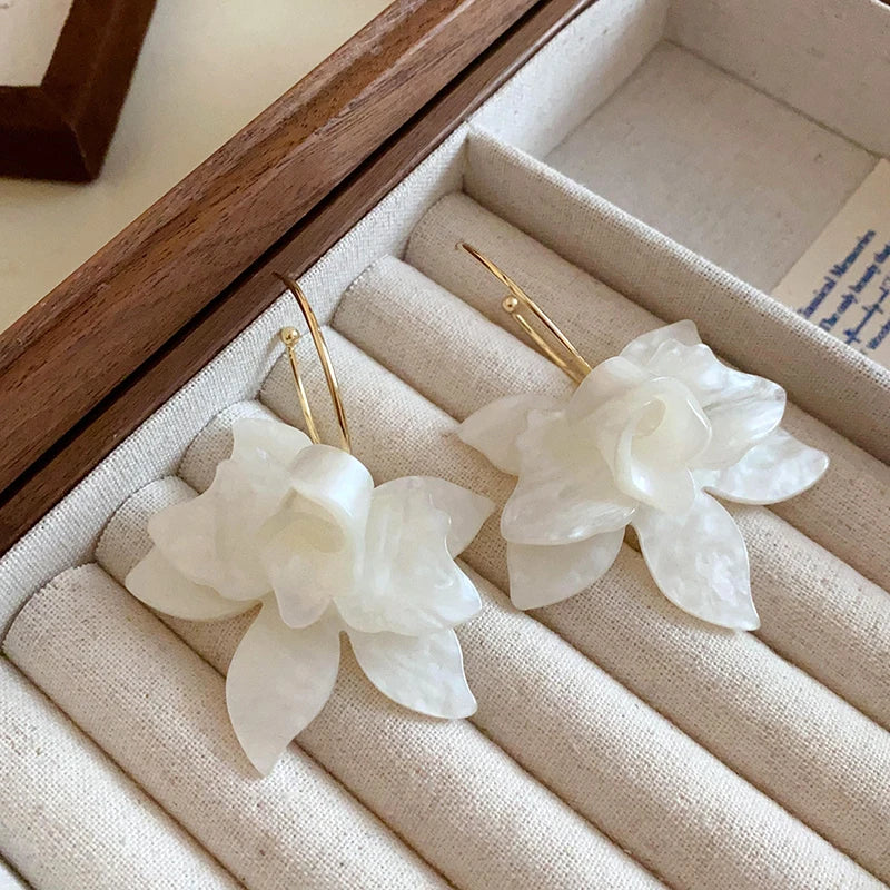 Chic Witte Hars Bloem Hoepel Oorbellen voor Vrouwen - Een Vleugje Elegante Fairycore Mode!