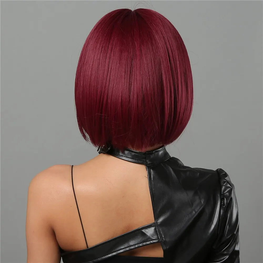 Luxueuze Bourgondische Bobperruque met Stijlvolle Pikkerige Pony - Warmtebestendig Synthetisch Haar voor Moeiteloze Elegantie
