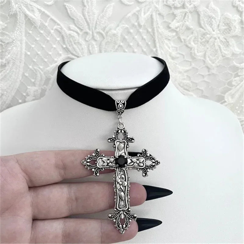 Adembenemende Gotische Zwarte Fluwelen Kruis Choker Halsketting met Kralen - Unieke Grunge Sieraden voor Vrouwen - Perfect Punk Statement Cadeau