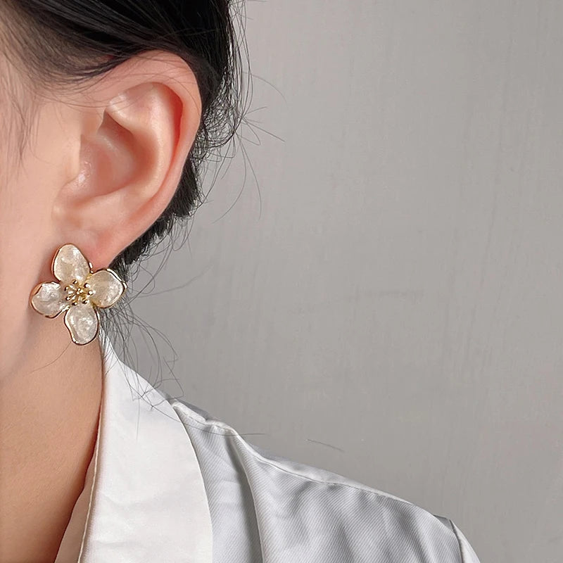 Charmante Vintage Bloemige Stud Oorbellen voor Dames - Kleurrijke Metalen Oor Sieraad Perfect voor Feesten en Huwelijken!