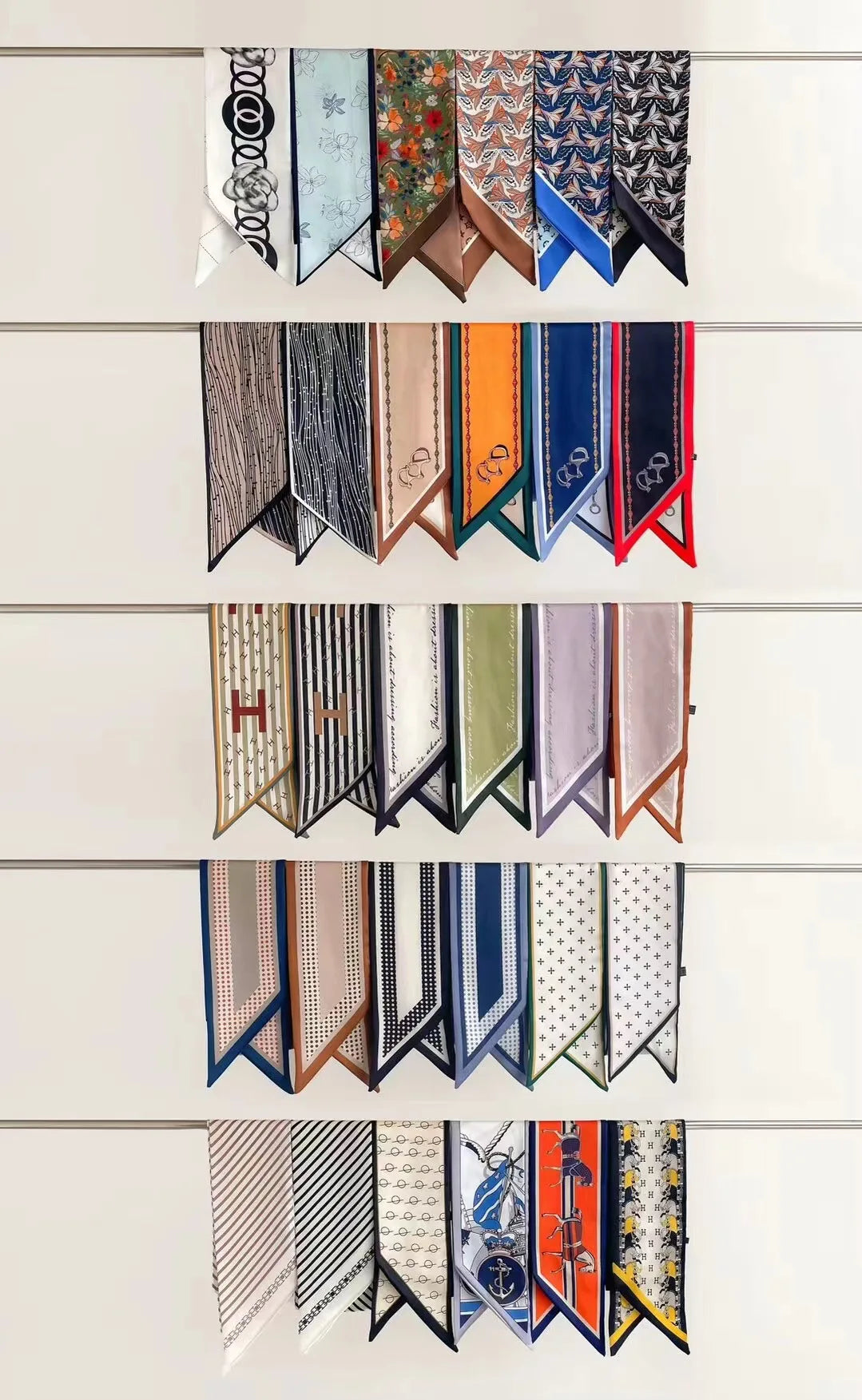 Elegante lange zijden sjaal voor stijlvolle vrouwen - veelzijdige halsband, haarband en foulard met paardenprint - nieuwe lente collectie 2021