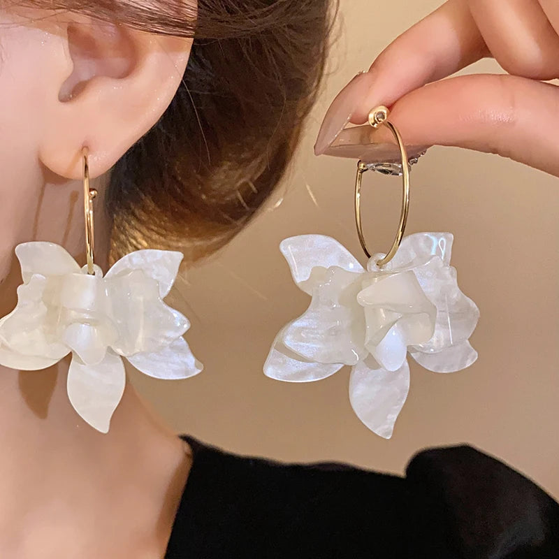 Chic Witte Hars Bloem Hoepel Oorbellen voor Vrouwen - Een Vleugje Elegante Fairycore Mode!