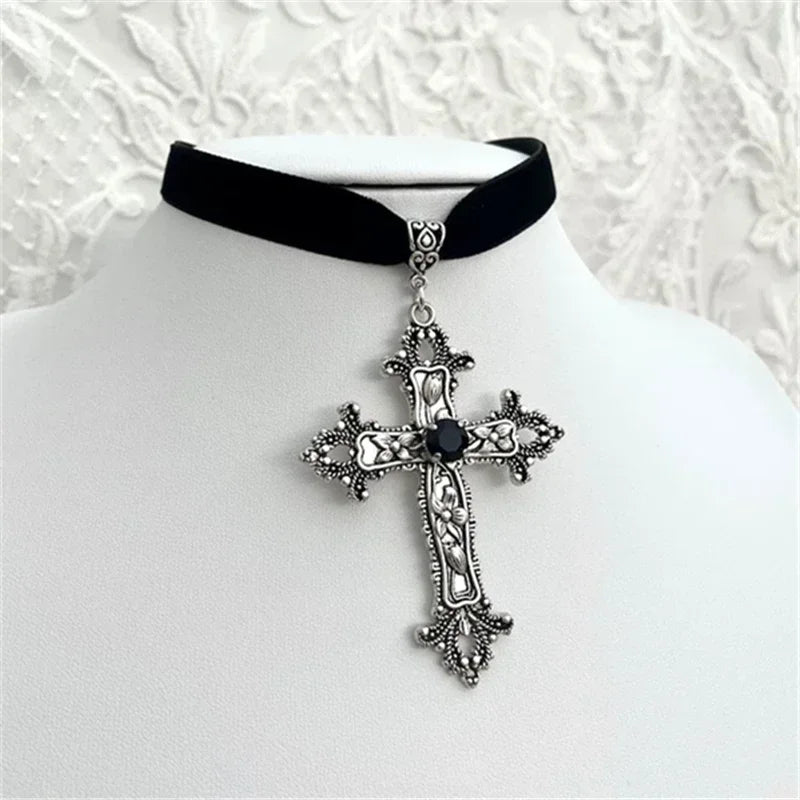 Adembenemende Gotische Zwarte Fluwelen Kruis Choker Halsketting met Kralen - Unieke Grunge Sieraden voor Vrouwen - Perfect Punk Statement Cadeau