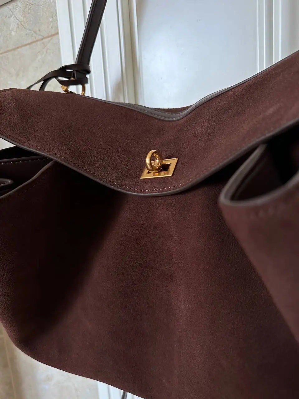 Chique Echte Leren Bruine Suède Tote Bags voor Vrouwen - Elegante Gouden Buckle Schoudertassen van Luxe Merk Rodeo