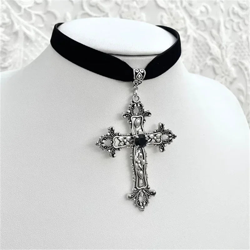 Adembenemende Gotische Zwarte Fluwelen Kruis Choker Halsketting met Kralen - Unieke Grunge Sieraden voor Vrouwen - Perfect Punk Statement Cadeau