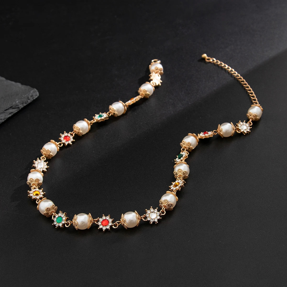 Elegante Ingemark Rhinestone en Imitatieparel Kralen Ketting met Vintage Jezus Kruis Hanger - Een Prachtige Choker voor Bruiden en Speciale Gelegenheden - Y2K Geïnspireerde Sieraden