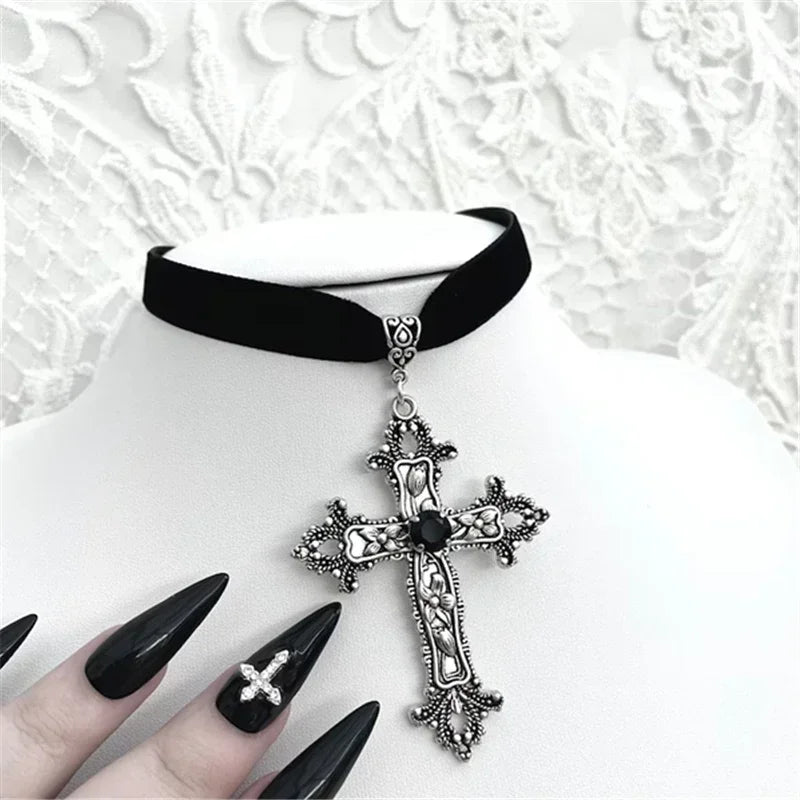 Adembenemende Gotische Zwarte Fluwelen Kruis Choker Halsketting met Kralen - Unieke Grunge Sieraden voor Vrouwen - Perfect Punk Statement Cadeau