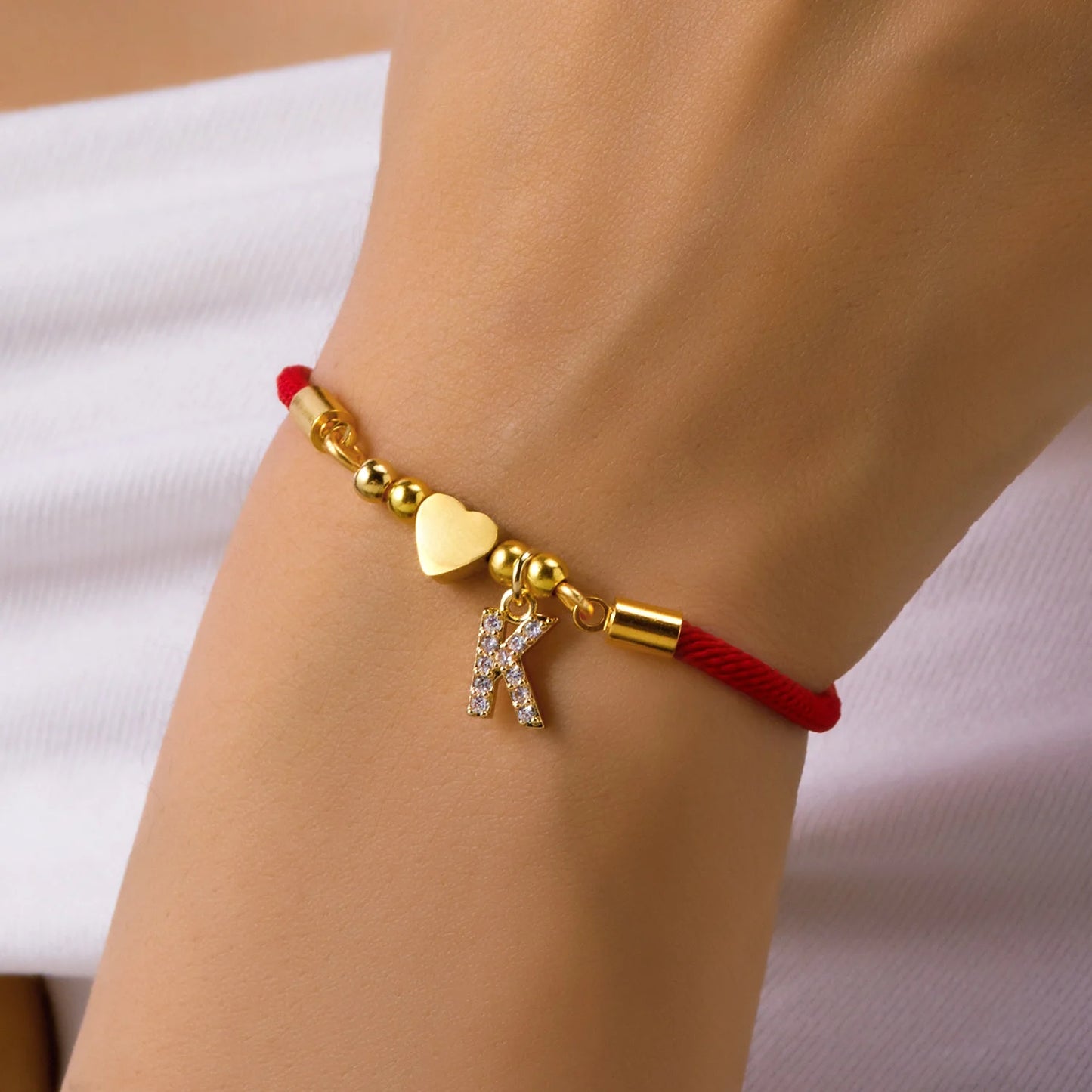 Elegante Gouden A-Z Hart Initiaal Armband voor Vrouwen - Verstelbare Geluk Rode Touw Charm Sieraad Cadeau