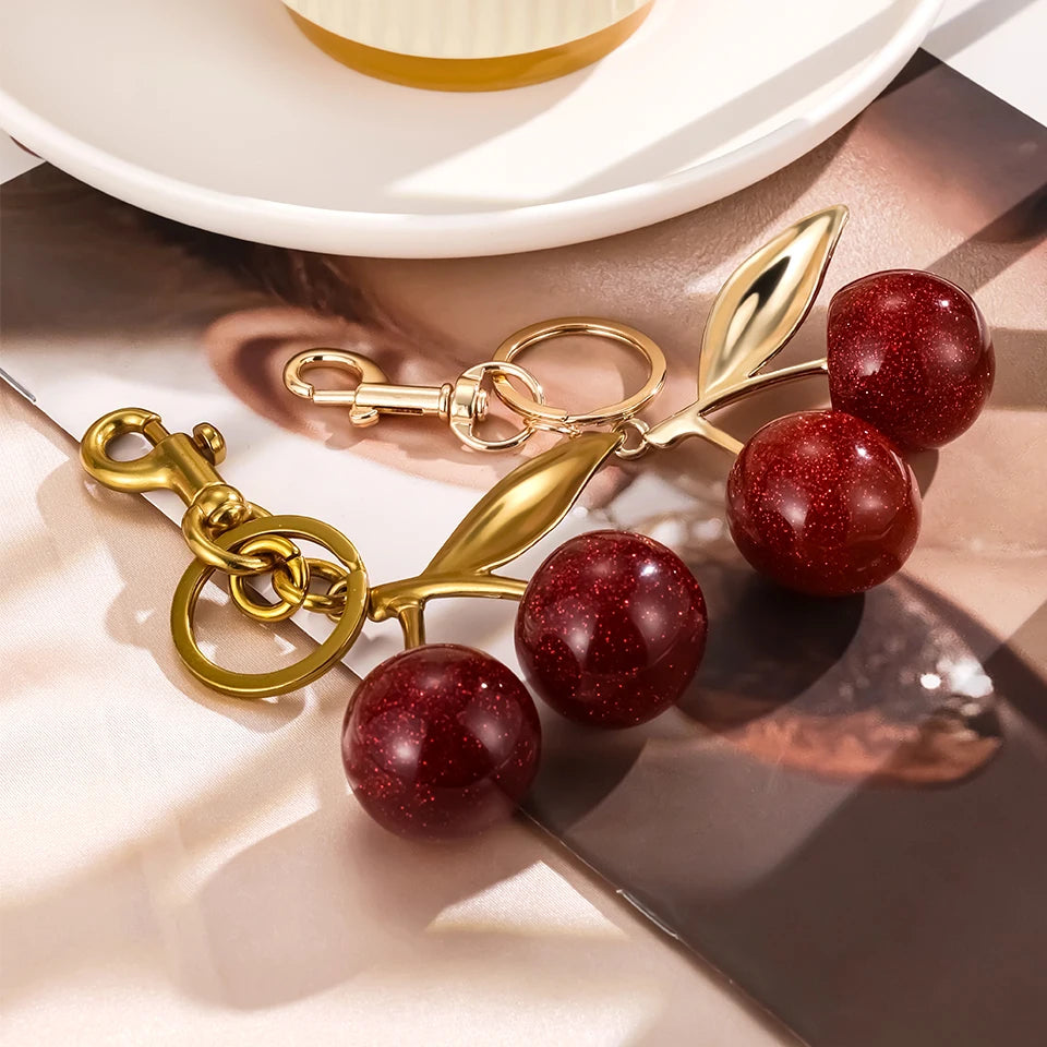 ZAKOL Stijlvolle Rode Kers Sleutelhanger - Vrolijke Zomerfruit Hanger Sleutelhanger voor Mannen en Vrouwen - Perfecte Sieraden Tasaccessoire Cadeau