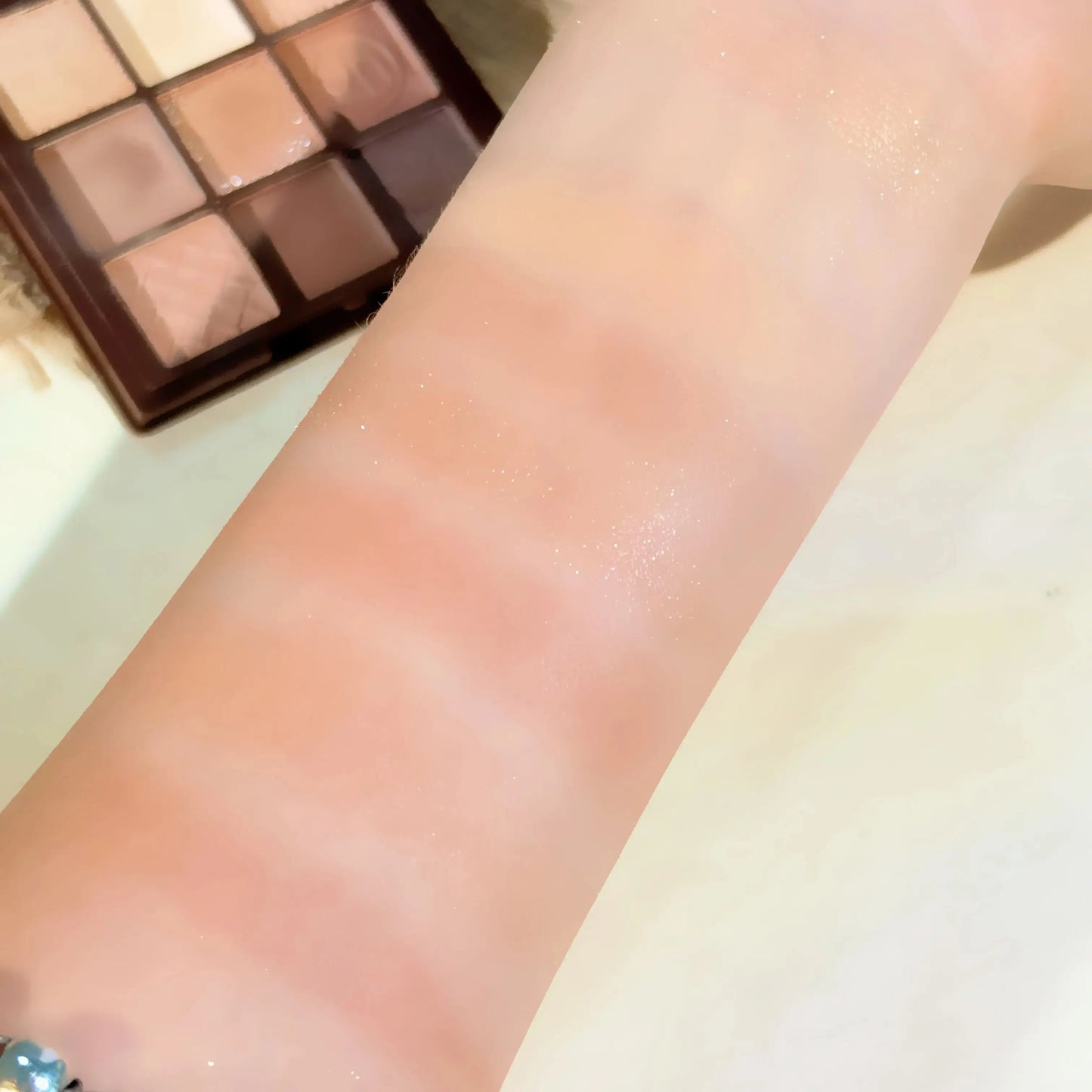 Verwen jezelf met het Chocolate Warm Brown Earth Palette - 9 verbluffende tinten van matte, oranje, bruin en parelmoer glitters voor een stralende ooglook!