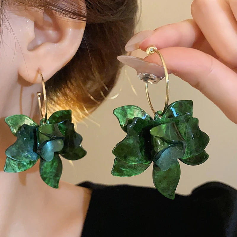 Chic Witte Hars Bloem Hoepel Oorbellen voor Vrouwen - Een Vleugje Elegante Fairycore Mode!