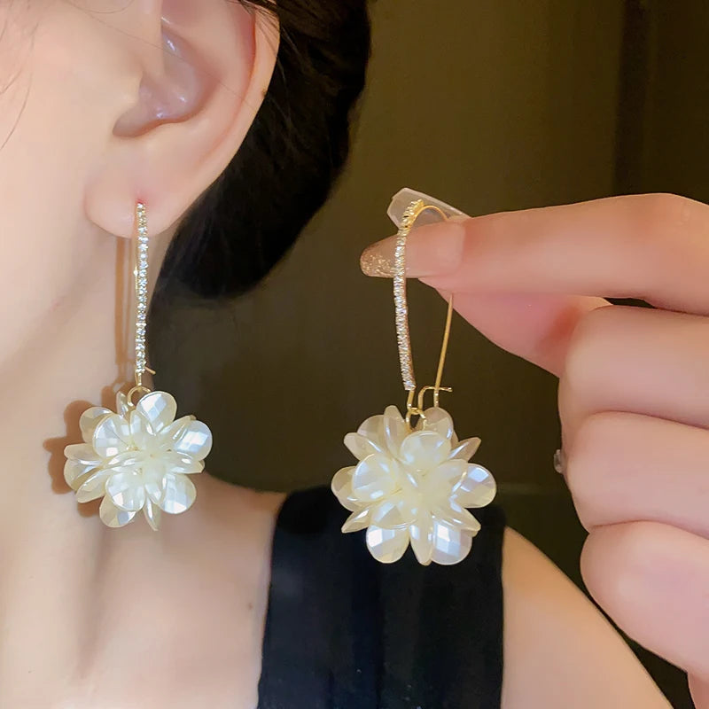 Chic Witte Hars Bloem Hoepel Oorbellen voor Vrouwen - Een Vleugje Elegante Fairycore Mode!
