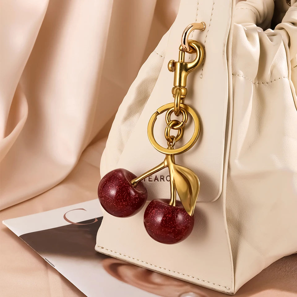 ZAKOL Stijlvolle Rode Kers Sleutelhanger - Vrolijke Zomerfruit Hanger Sleutelhanger voor Mannen en Vrouwen - Perfecte Sieraden Tasaccessoire Cadeau