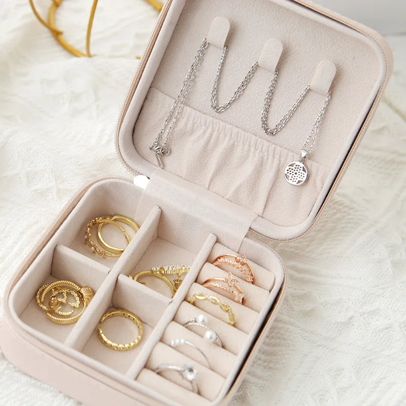 Stijlvolle Leren Sieraden Doos voor Vrouwen: Reisvriendelijke Enkel Laag Opslag in Klassiek Zwart, Puur Wit en Modieus Roze