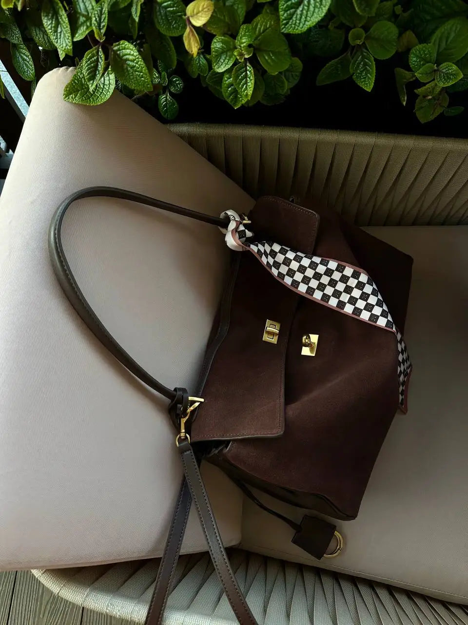 Chique Echte Leren Bruine Suède Tote Bags voor Vrouwen - Elegante Gouden Buckle Schoudertassen van Luxe Merk Rodeo