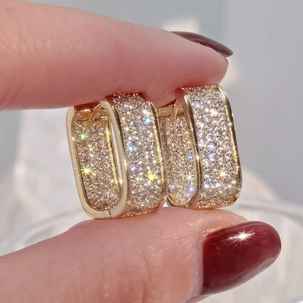 Elegante Huitan Bling CZ Hoops oorbellen voor Vrouwen - Luxe Gouden of Zilveren Modejuwelen voor de Moderne Dame