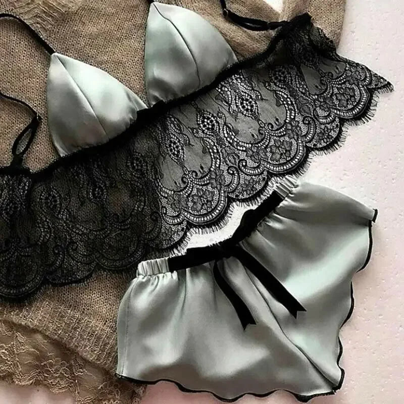Chique Dameszijde Satijnen Pyjama Sets: Stijlvolle V-hals Crop Tops en Shorts Lingerie voor een Flirterige Nacht!