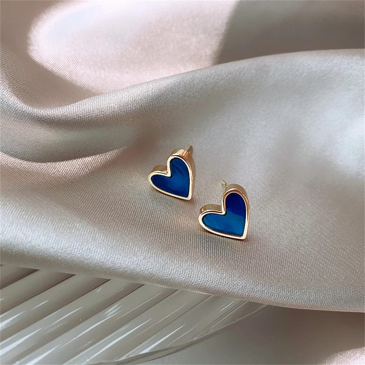 Charmante Koreaanse blauwe glazuur hart stud oorbellen - Schattige minimalistische sieraden perfect voor vrouwen en meisjes! Een stijlvolle cadeau met een esthetisch geometrisch ontwerp.