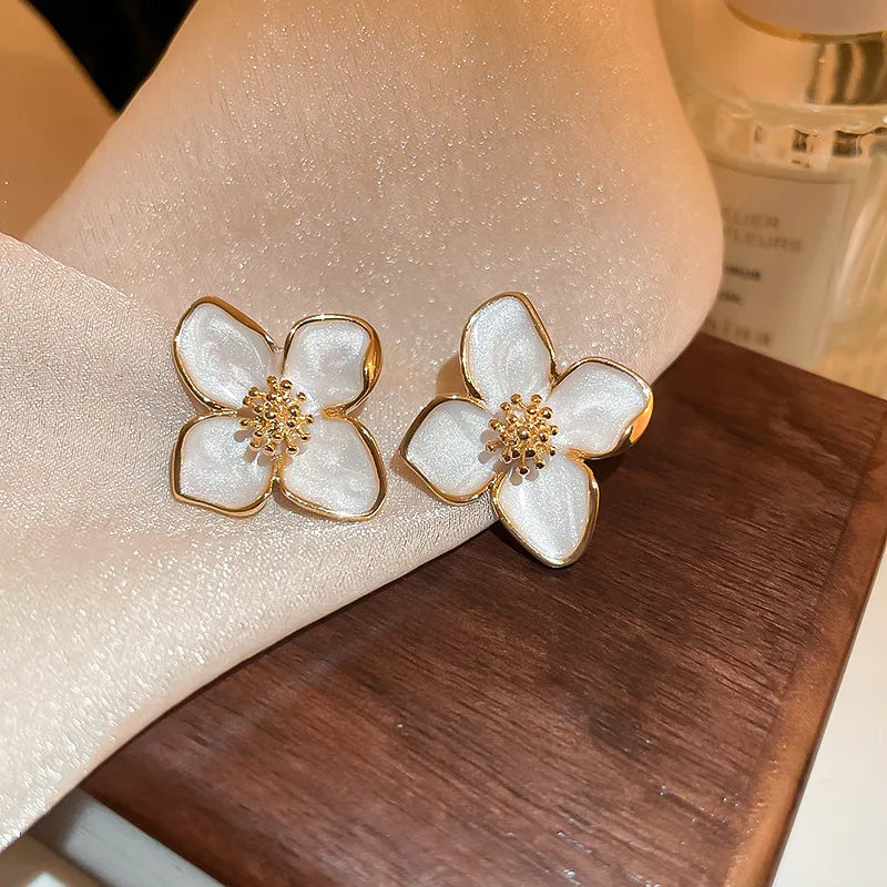 Charmante Vintage Bloemige Stud Oorbellen voor Dames - Kleurrijke Metalen Oor Sieraad Perfect voor Feesten en Huwelijken!
