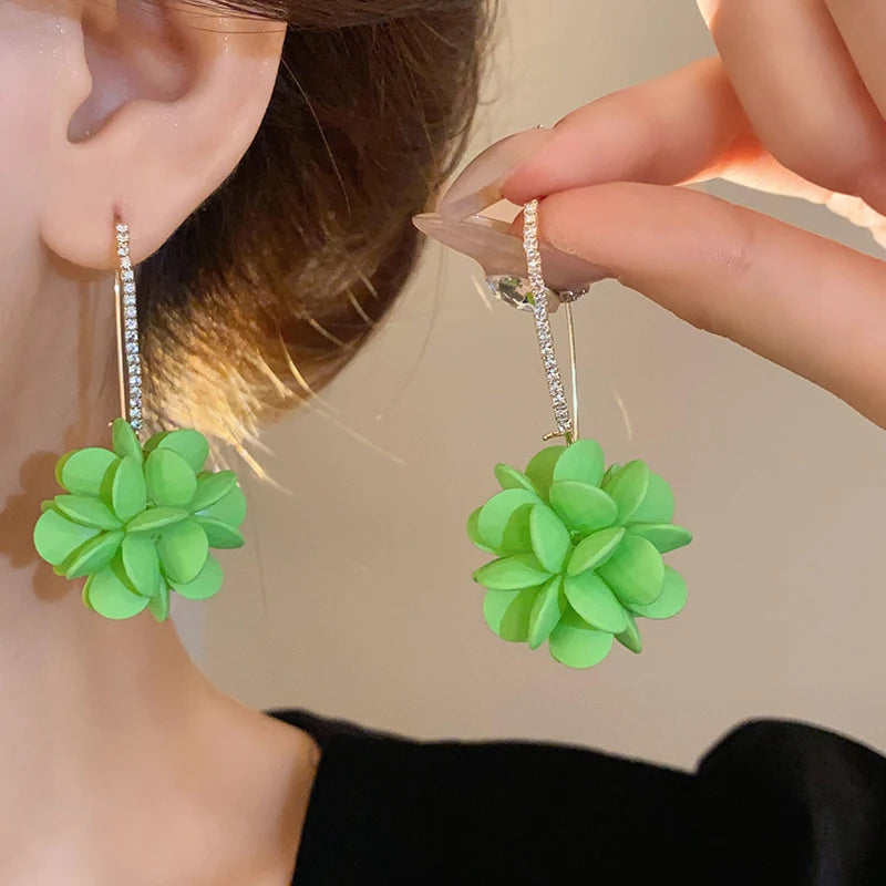 Chic Witte Hars Bloem Hoepel Oorbellen voor Vrouwen - Een Vleugje Elegante Fairycore Mode!