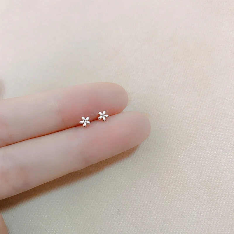 Trendy Hart Oorbellen voor Vrouwen - Hypoallergeen, Minimalistisch Zilveren Sterontwerp Perfect voor Dagelijks Gebruik en Charmante Cadeau-ideeën