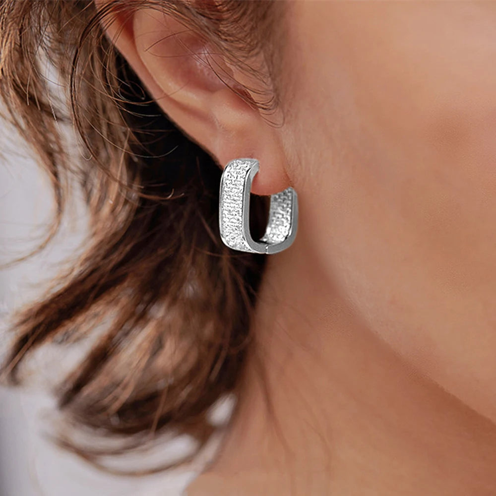 Elegante Huitan Bling CZ Hoops oorbellen voor Vrouwen - Luxe Gouden of Zilveren Modejuwelen voor de Moderne Dame