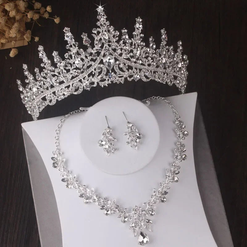 Itacazzo Luxe Zilveren Kristallen Waterdruppel Tiara en Sieradenset - Prachtige 4-delige Bruidsketting en Oorbellen Ensemble