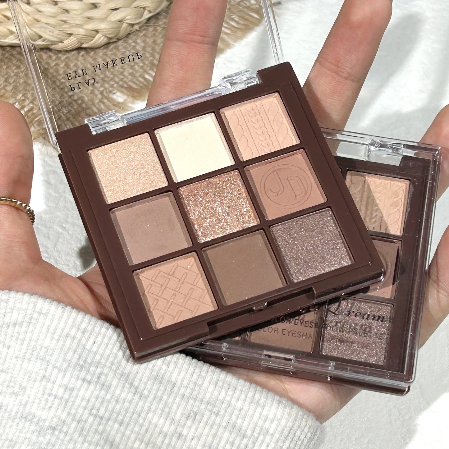 Verwen jezelf met het Chocolate Warm Brown Earth Palette - 9 verbluffende tinten van matte, oranje, bruin en parelmoer glitters voor een stralende ooglook!