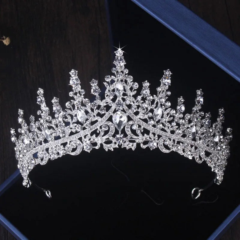 Itacazzo Luxe Zilveren Kristallen Waterdruppel Tiara en Sieradenset - Prachtige 4-delige Bruidsketting en Oorbellen Ensemble