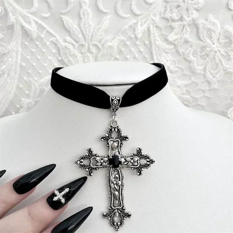 Adembenemende Gotische Zwarte Fluwelen Kruis Choker Halsketting met Kralen - Unieke Grunge Sieraden voor Vrouwen - Perfect Punk Statement Cadeau