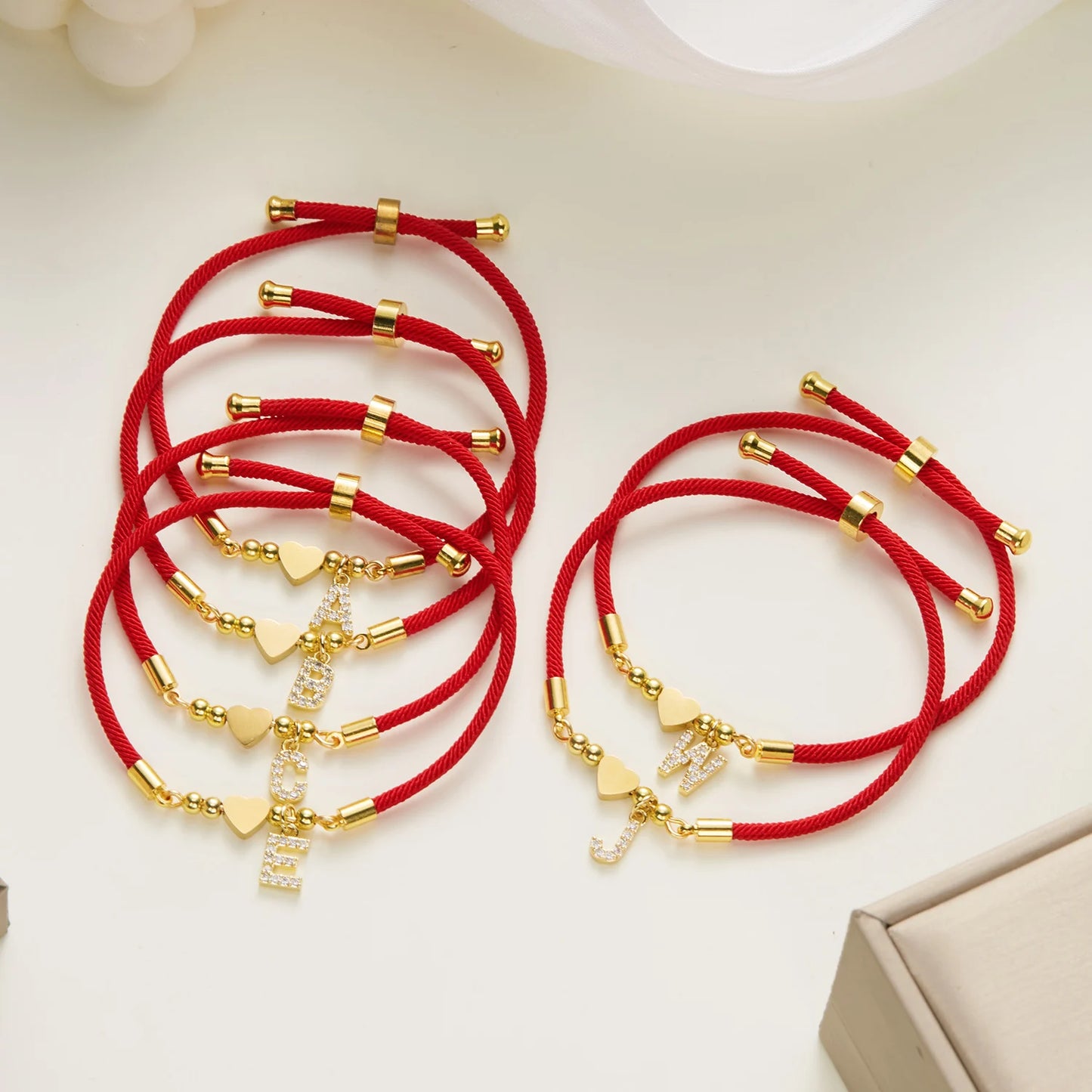 Elegante Gouden A-Z Hart Initiaal Armband voor Vrouwen - Verstelbare Geluk Rode Touw Charm Sieraad Cadeau