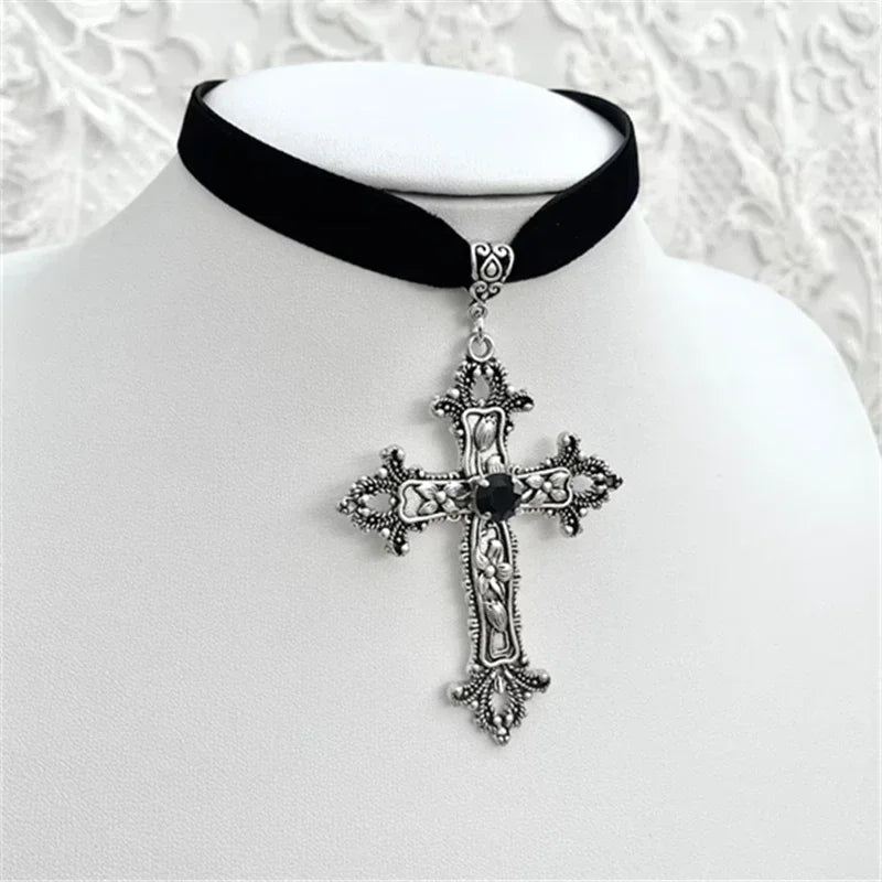 Adembenemende Gotische Zwarte Fluwelen Kruis Choker Halsketting met Kralen - Unieke Grunge Sieraden voor Vrouwen - Perfect Punk Statement Cadeau