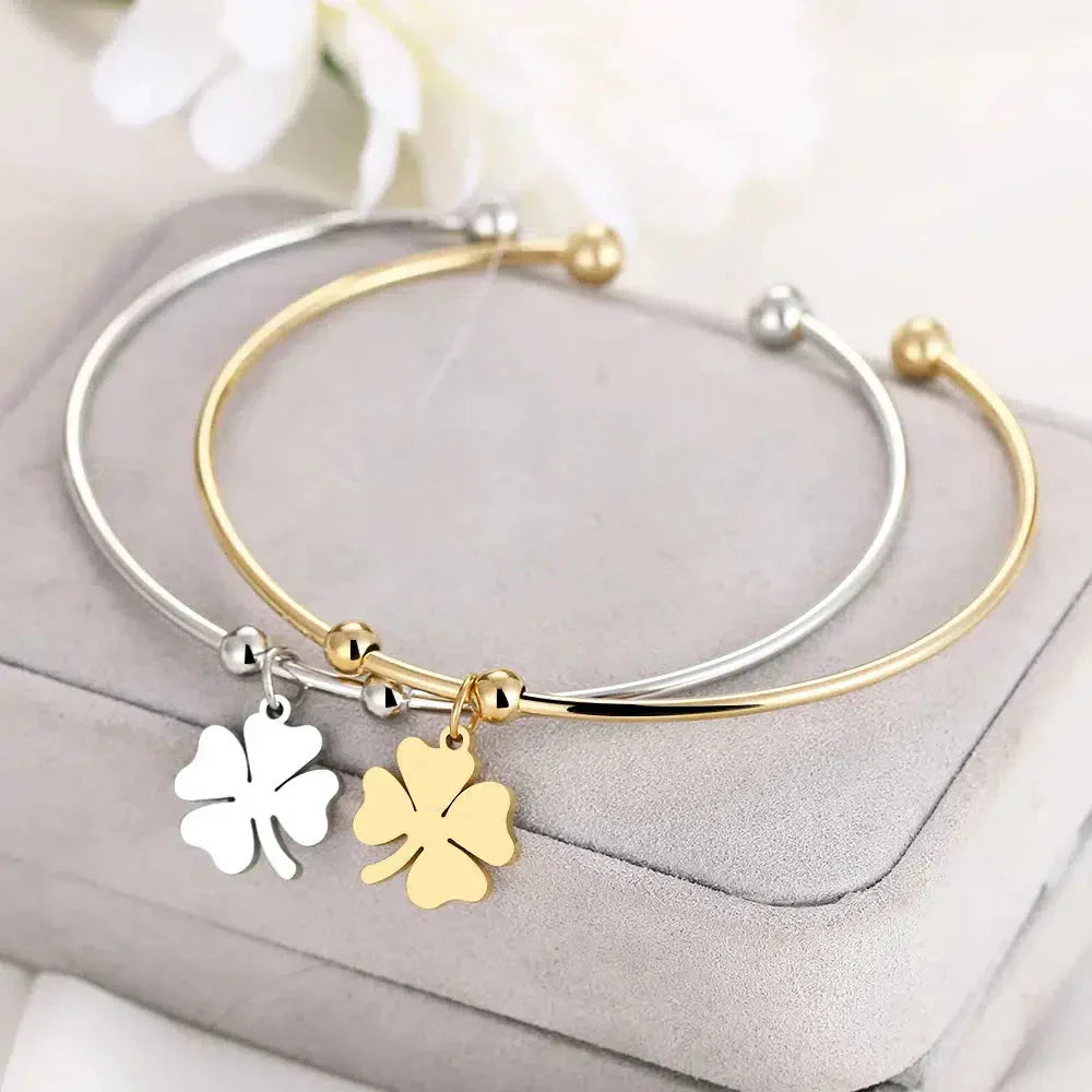 Geluk omarmen met de CloverCharm - Vierbladige Klaver Open Armband!
